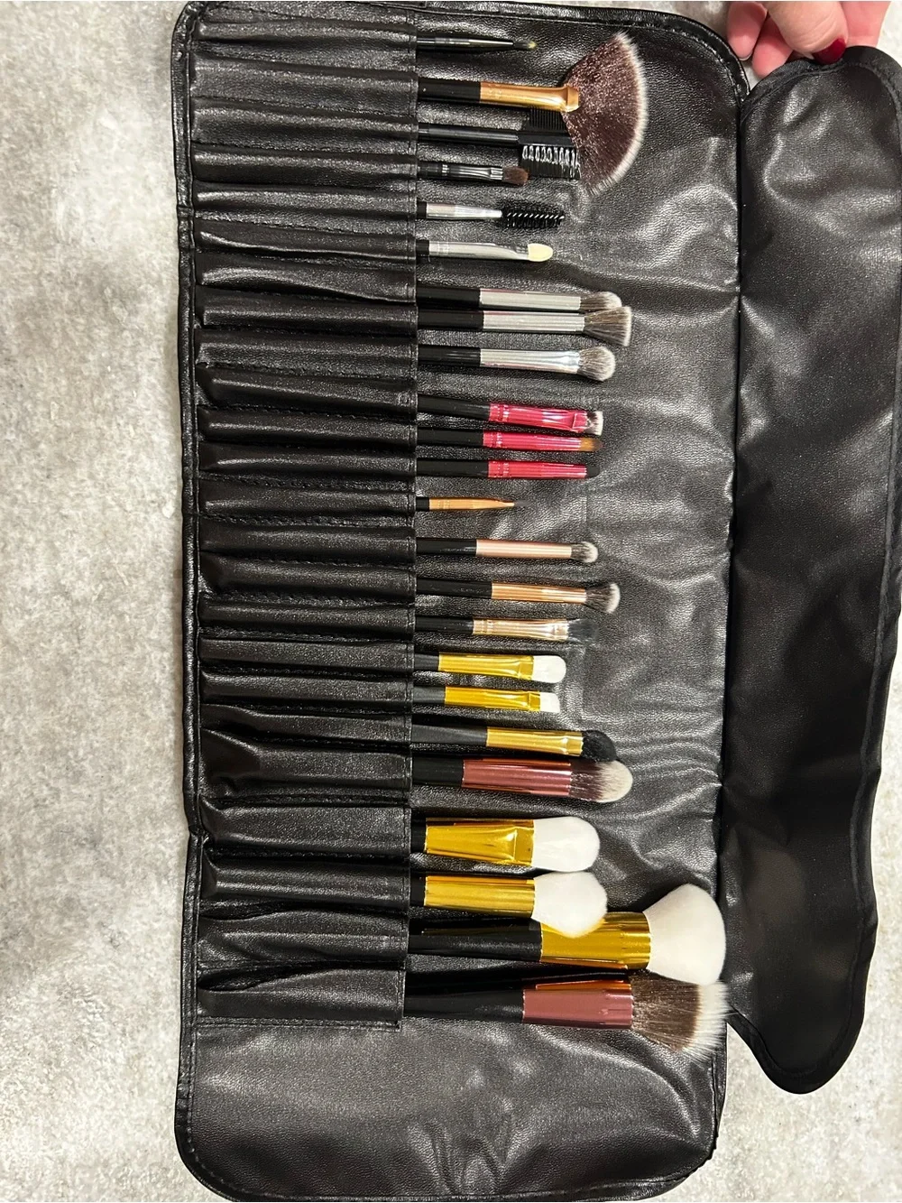 Professional 24-Piece Makeup Brush Set in Black and Gold